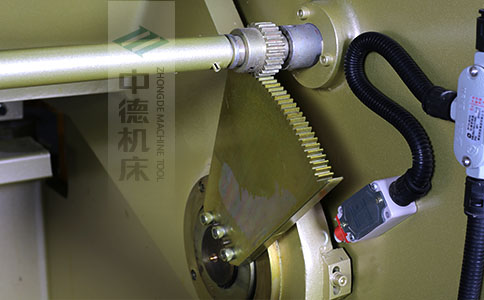 ZDS-840采用高精度刀片間隙調節齒輪，經過淬火高硬度又耐磨，表面鍍鋅不生銹，長年累月使用依然有很高的調節精度.jpg