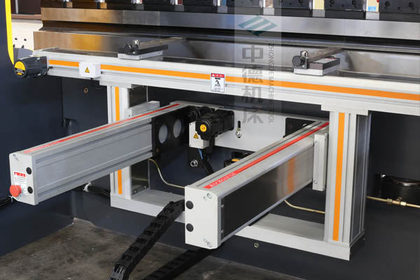 ZDPE8025-4+1軸全封套加強型鋁合金后檔料系統(tǒng)，內有成套滾珠絲桿和直線導軌，精度高速度快噪音低.jpg