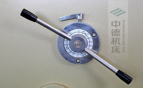 ZDS-640剪板機刀片間隙手動調節器，刻度清淅，調節省力又簡便.jpg