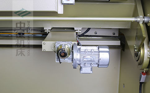 ZDS-640剪板機后檔料結構，平行度高，并采用國內一流品牌軸承，耐磨抗壓壽命長.jpg