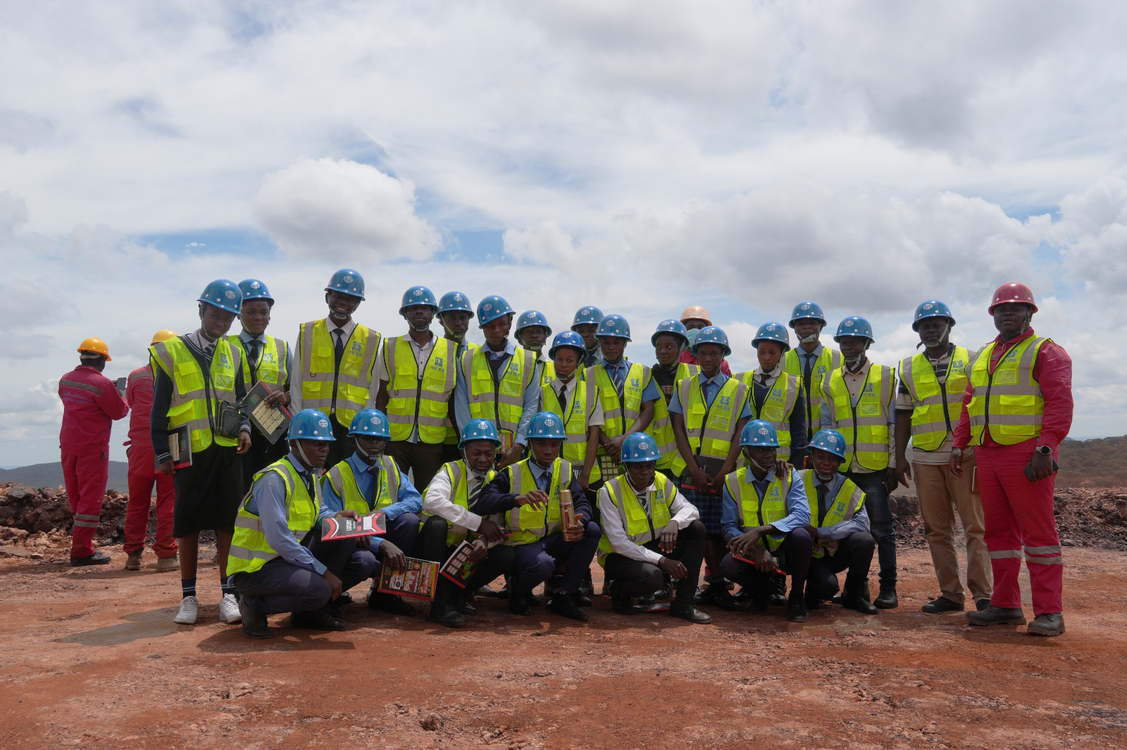 從課堂到礦山：卡因度中學研學團走進中礦卡通巴礦業